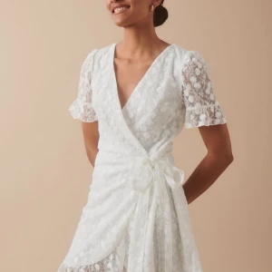 Studentklänning  - Säljer min ena studentklänning som jag använde på studenten. använd en gång under kort tid då jag använde 2st. Klänningen är i strl L men passar  M eftersom det är en knytning på sidan, man väljer själv hur tight man vill ha. Köpt för 699:-