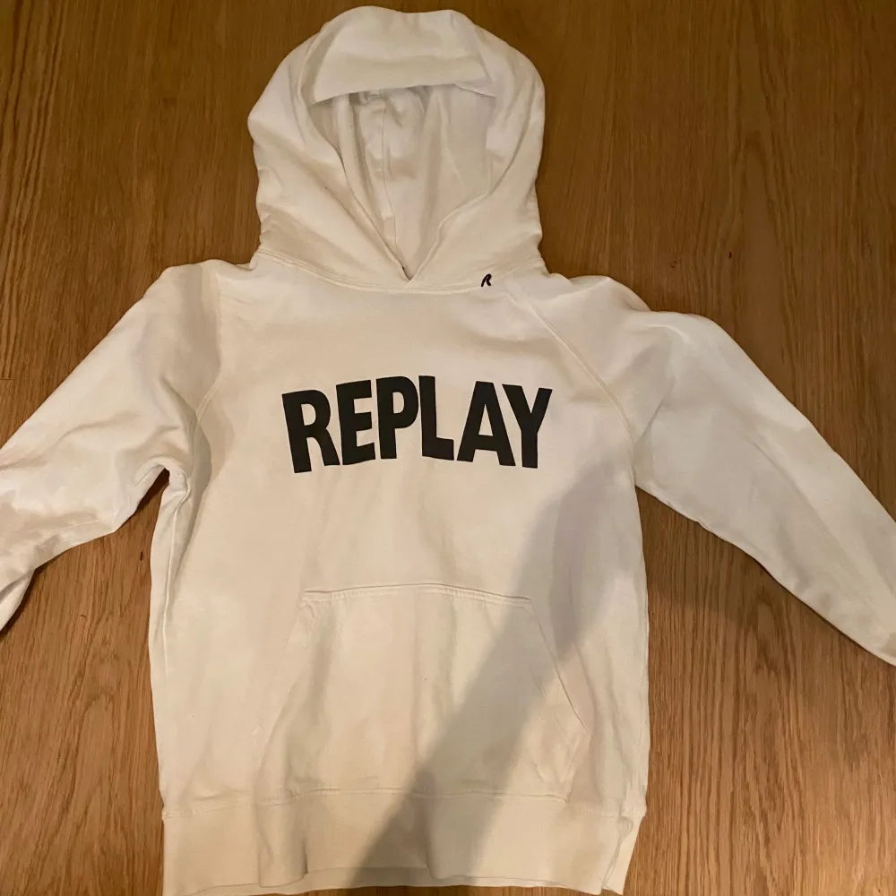 Tja säljer jag en replay Hoodie storlek XS men passar S. Riktigt bra pris,hör av er om det är något 👍🏻. Hoodies.