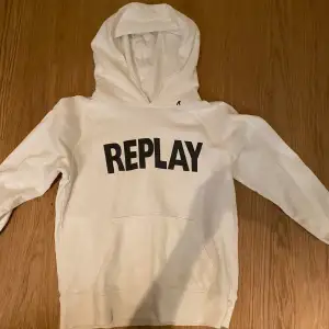 Tja säljer jag en replay Hoodie storlek XS men passar S. Riktigt bra pris,hör av er om det är något 👍🏻