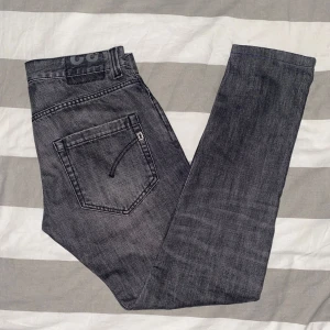 Dondup jeans - Säljer dessa riktigt feta dondup jeans i snygg tvätt i storlek 32!