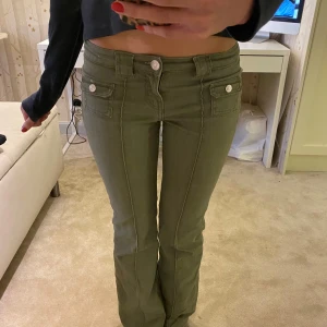 Lågmidjade gröna byxor/jeans - Supersnygga slutsålda gröna lågmidjade jeans bootcut/flare från H&M💖fickor där fram (inga fickor bak) fint skick! 