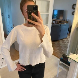 vit stickad tröja - vit stickad tröja från bikbok i storlek S med slitsar på både armarna och på sidorna vid midjan. använd ett fåtal gånger och är i bra skick.
