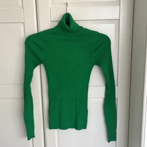 Ribbstickad polotröja - Använd en gång 