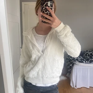 Pälsjacka - Hejjjj jag säkjer denna jättemysiga pälsjackan som är perfekt till höstenn 💖💖