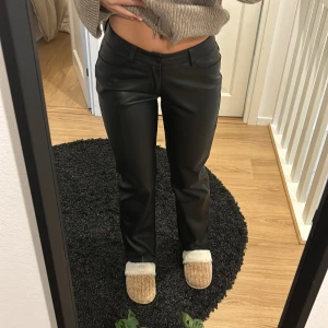 Lågmidjade Skinnbyxor  - Raka Skinnbyxor, inga defekter Är 164 cm lång 🩷 