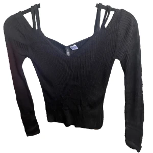 Svart v ringad off shoulder - Svart v ringad långärmad ribbad off shoulder topp från H&M💓 storlek S