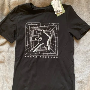 T-shirt  - Fin t-shirt, helt oanvänd enbart testad. Säljer då den köptes i fel storlek. Hör av dig vid frågor!🤍