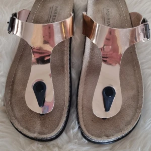 Sandal stl 39, Mohedatoffeln - Sandal i nyskick från Mohedatoffeln. Passade inte min fot, så använt en gång. Glansigt rosefärgad.