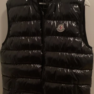 Moncler Väst  Storlek L  - den är i fint skick 
