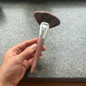 Caia sminkborste i storlek F02 - Caia sminkborste i storlek F02, aldrig använd, kommer inte till anvädning. Super skön och helt ny🤎