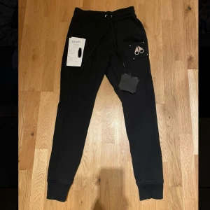 Moose Knuckles Byxor - Ett par snygga mjukisbyxor från ”Moose Knuckles”. Köpta på Johnells i Örebro och är i väldigt bra skick. I size S och passar en längd på 180-185cm. Kvitto och tags följer med vid köp (pris går att diskuteras). 