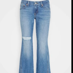 Levi’s bootcut jeans - Jättesnygga Levis jeans i modellen ’Noughties’ i nyskick ❤️de är mörkare irl än första bilden från hemsidan🌟