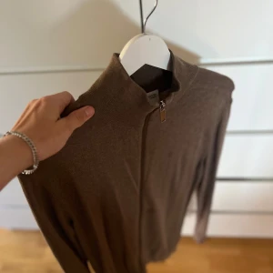 Fullzip - Snygg fullzip från selected homme, använd Max 5 gånger så i väldigt bra skick. Inga defekter. 