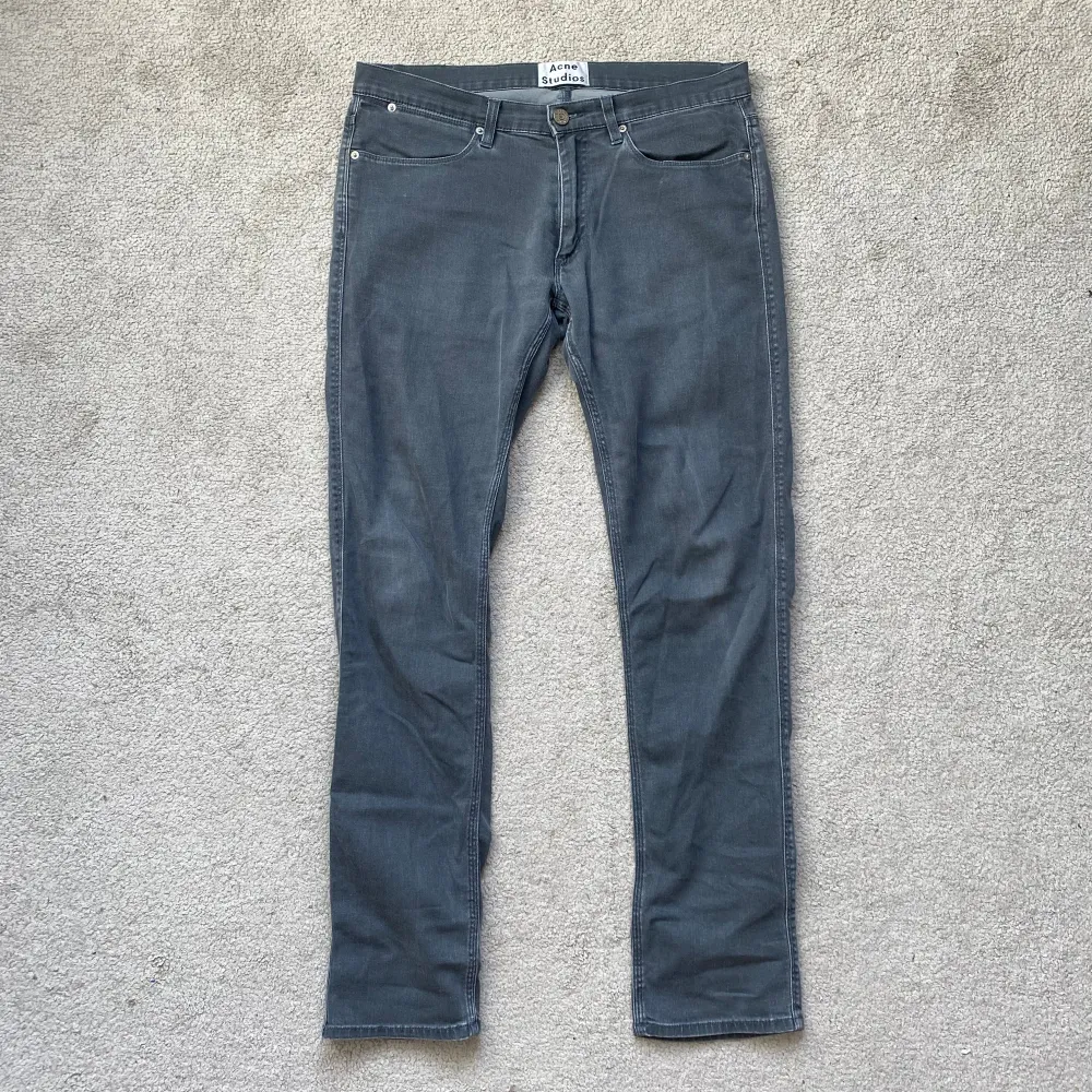 Säljer ett par snygga Acne Studios ”Max Darko” jeans! | Slim/straight | Size: 31/32, sitter som L33 dock. | Skick: 7/10, använda men inga defekter. | Pris: 499kr | skriv vid intresse!. Jeans & Byxor.