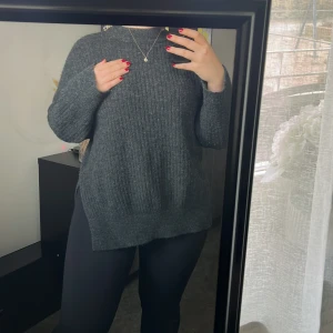 Stickad tröja  - Lång stickad tröja från H&M🩶Supermysig och skön🐚 flitigt använd men jättebra skick fortfarande, strl xs så den är oversized🪩