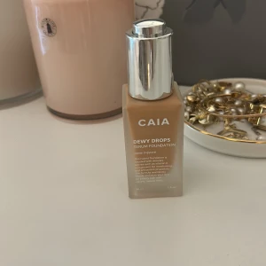 Caia dewy drops - Säljer mina dewy drops då dom är lite för mörka för mig. Testade några få gånger. Det är samma färg som Bianca ingrosso använder!☺️   Pris kan diskuterar!