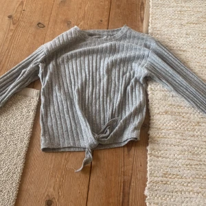 Fin grå långärmad tröja  - Jättefin grå tröja med en Knut längst ner.