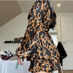 Klänning  - Säljer denna känning med inbyggda shorts under. Helt ny med prislapp på från new yorker. 