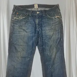 Baggy true religion jeans med snygg färg. Snygga slitningar på framfickorna. Sitter väldigt baggy på mig. Bara att skicka meddelande om du ska ha mått, mera bilder osv