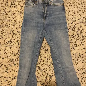 Jättesnygga utsvängda jeans i blå färg, högmidjade men väldigt fina. Köpta för 600kr och kan passa alla med strl xs-s väldigt rymbara. 💕