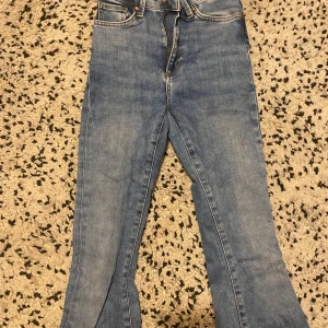 Bootcut jeans - Jättesnygga utsvängda jeans i blå färg, högmidjade men väldigt fina. Köpta för 600kr och kan passa alla med strl xs-s väldigt rymbara. 💕