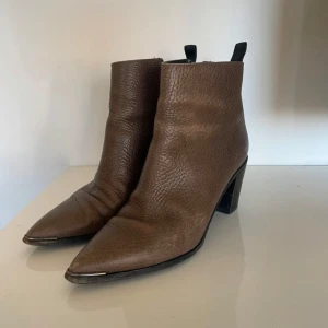 Acne boots - Säljer dessa då de längre inte används. Mycket hög kvalitet på lädret som tål mycket.   Kan skicka mer bilder på skorna vid önskan.   OBS: Kvitto och låda saknas. Metallen längst fram i tåkanten har tappat lite färg.