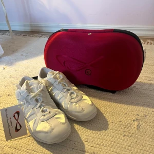 Cheerleadingskor + väska  - Aldrig ansvällda cheerleadingskor i bra kvalite. Även en rosa väska man kan ha skorna i till.