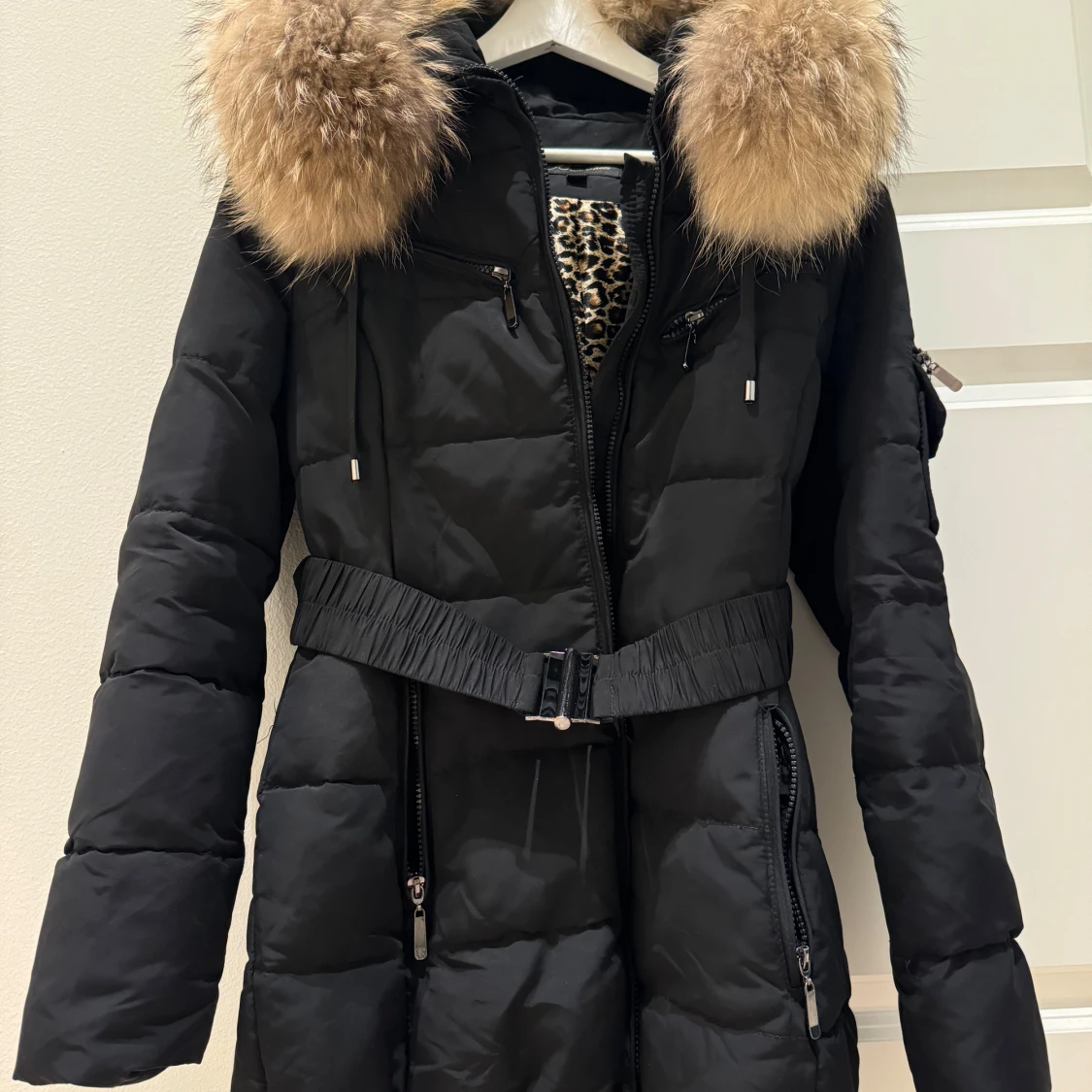 Säljer fluffiga äkta päls vinterjacka med storlek 38. Använd några gånger nyskick.