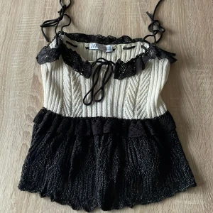 stickad zara linne - säljer denna fina stickade linnet från Zara. den har glittriga detaljer och den har även en öppning/slit vid magen. säljs för att jag inte använder den så ofta längre men den är sparsam använd! pris kan diskuteras. fråga om fler bilder eller frågor!