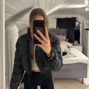 Vinter jacka/ Puffer jacka  - Säljer en oanvänd croppad vinterjacka.  Fel storlek för mig. Storlek XS Pris 299:- Vid frågor kontakta mig 🫶🏽