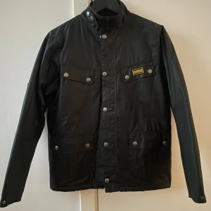 Barbour jacka OBS! BARN STORLEK - Barn storlek 12-13 (XL i Barn storlek) Aldrig använd  Köpt för 1700 Priset är inte hugget i sten 🪨 e