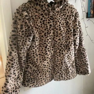 Kappa leopardmönstrad - Kappa med luva Leopardmönstrad