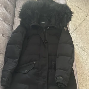 En vinterjacka  - Hej säljer min vinter jacka Rockanblue för att den har blivit liten har inte använt den alls mycket den är i bra skick. Priset kan diskuteras. 