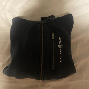 Mörk blå SAIL RACING hoodie  - Säljer min sail racing zip hoodie för den är förliten, köptes i mars 2024 och är i fint skick!