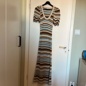 Stickad klänning  - Underbar klänning från Zara, sparsamt använd. 