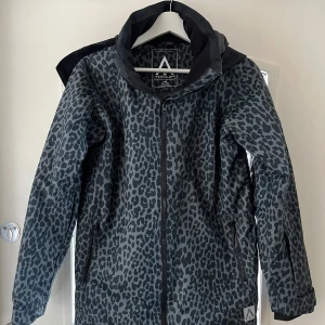 Skidjacka/vinterjacka WearColour - Skidjacka/vinterjacka med luva för dam från WearColour i mycket fint skick (använd väldigt lite). Storlek 160/S.