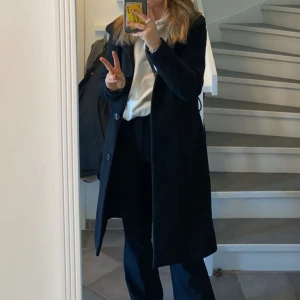 Lång kapp - Lång svart kappa från Lindex strl S! Finns band att knyta runt midjan!