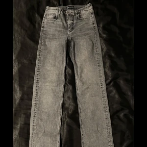 Zara jeans  - Gråa Zara jeans med slits. Köpta från sellpy använda Max 2 gånger av mig! Finns lite fläckar vid slutet av byxorna som syns på andra bilden pga långa i längden. 🩶  