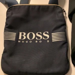  Hugo Boss väska -  Riktigt bra funka till killar och tjejer nästan oanvänd
