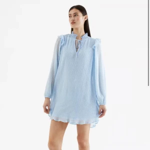 SÖKER KAPPAHL KLÄNNING - Söker i vilken storlek som helst, helst blå.