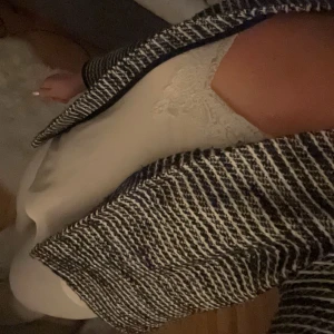 Randig kofta  - Randig kofta i svart och vit