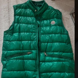 Moncler väst - Säljer då den inte kommer till användning 