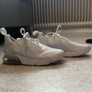 Nike Air max 270  - Säljer ett par vita air max 270s som är Använda 2 gånger. 