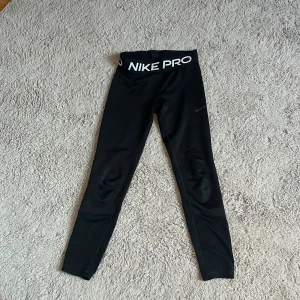 Nike pro tränings byxor  - Storlek 140 perfekt tränings byxor. Köpta för 449 säljer för 200kr men tar i mot pris förslag 