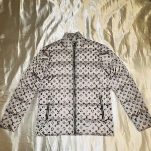 Lyxig Louis Vuitton jacka i perfekt skick - Säljer min Louis Vuitton-jacka, använd endast en gång. Jackan är i nyskick, utan några som helst tecken på slitage. Perfekt för dig som vill ha en stilren och exklusiv designplagg till en bra deal.  Kan skickas eller hämtas upp i Norrköping.