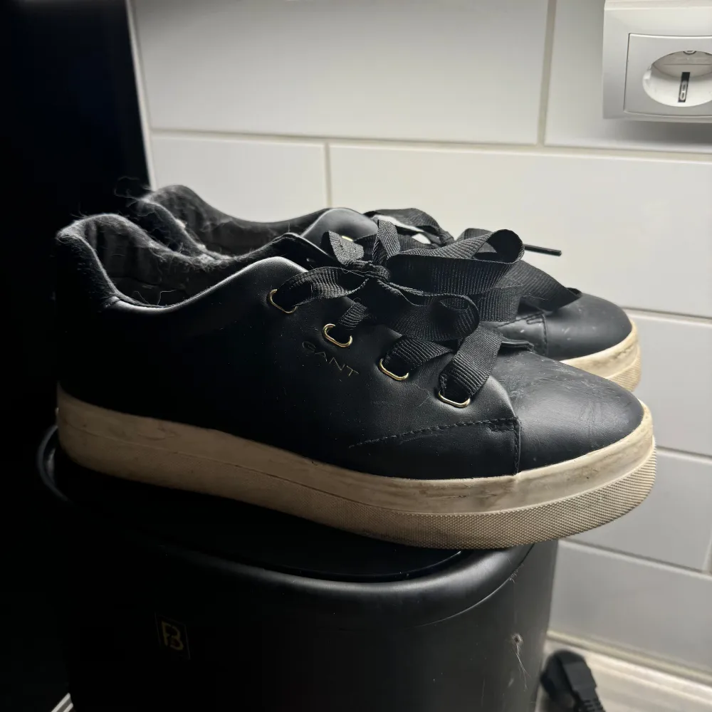 Storlek 40, lite smutsiga på sulan men det går bara att tvätta bort👍🏽normala i storlek, 300kr. Kengät.