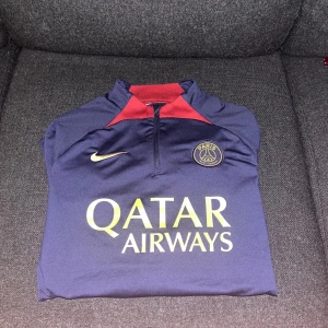 PSG track suit - PSG track suit använts få gånger den har  inga defekter  Jag är 1,78 och passar perfekt 