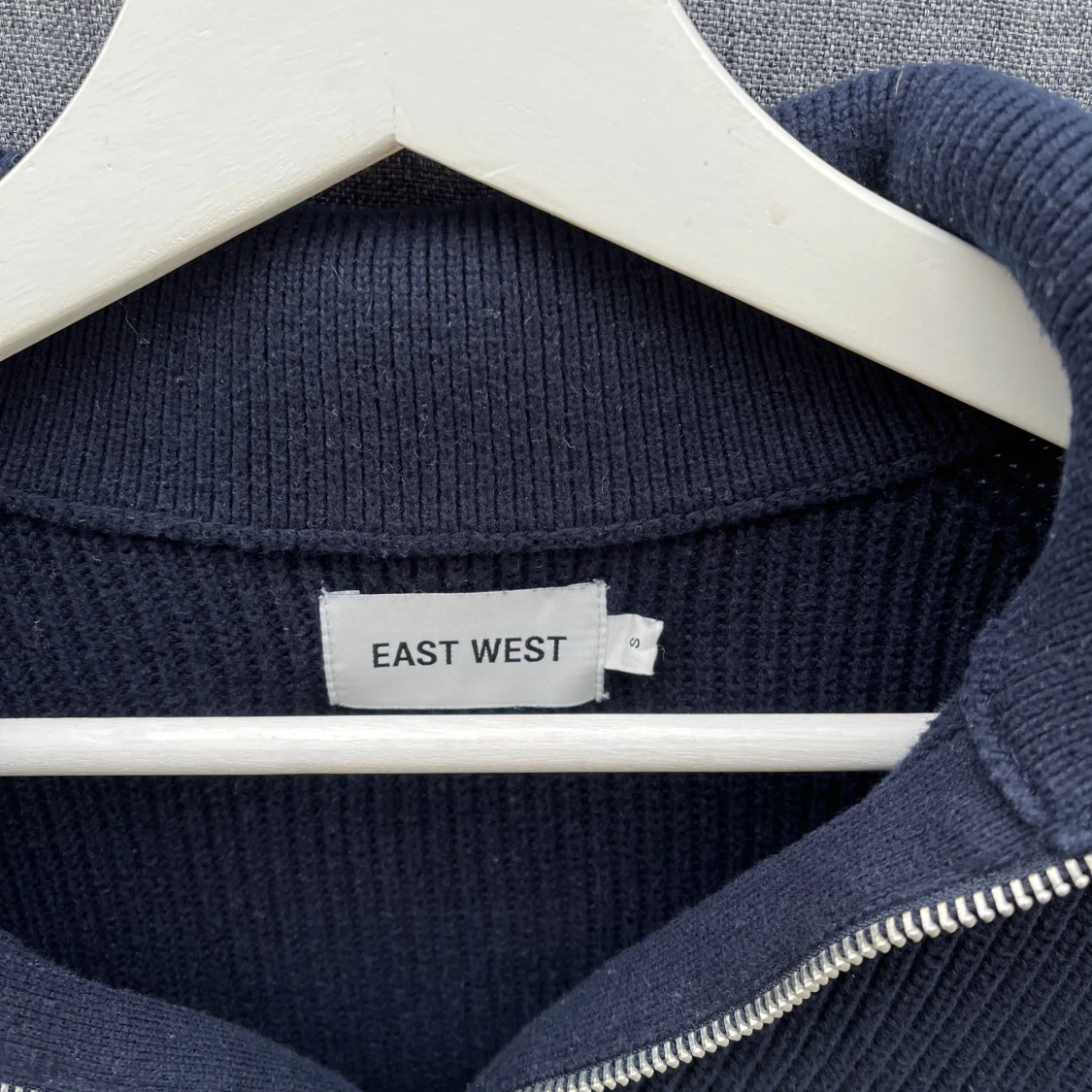 Mörkblå stickad tröja från East West - 91