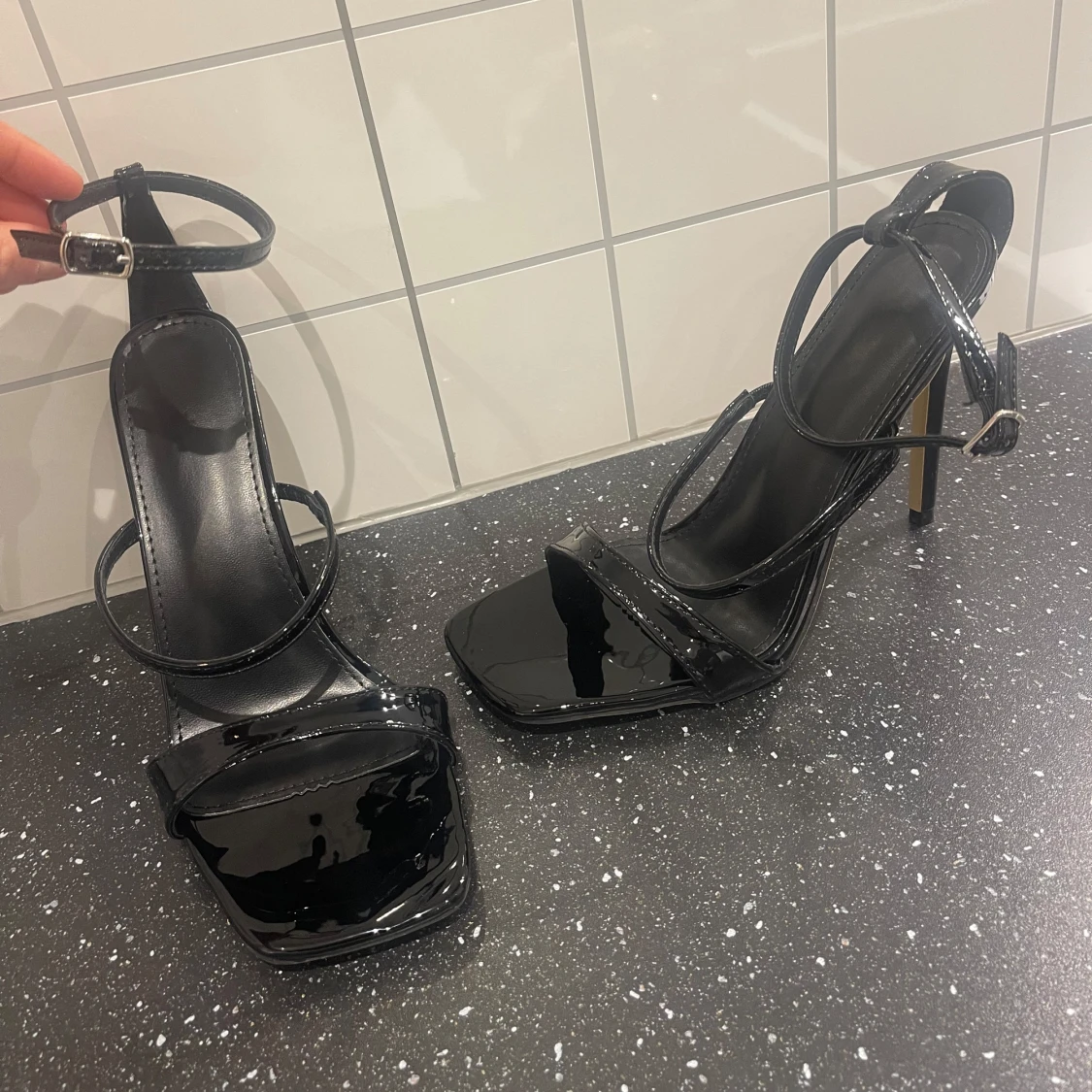 Svarta klackskor med remmar