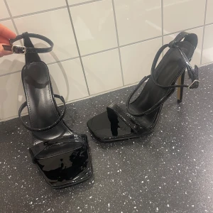 Svarta klackskor med remmar - Stilrena Helt oanvända klackar storlek 38. Höga! 